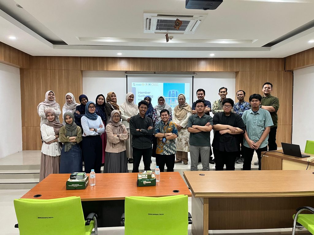 Foto bersama di akhir acara.